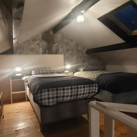 Fully Equipped Private For Up To 4 Guests, Quiet Countryside Location, Only 30 Minutes From Rotterdam, Free Parking, Wifi And Large Garden *