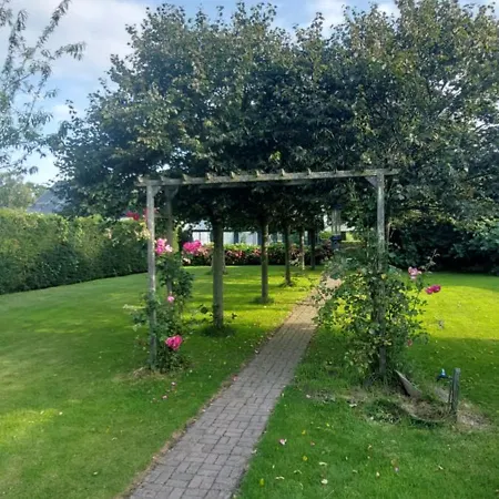 Fully Equipped Private For Up To 4 Guests, Quiet Countryside Location, Only 30 Minutes From Rotterdam, Free Parking, Wifi And Large Garden *