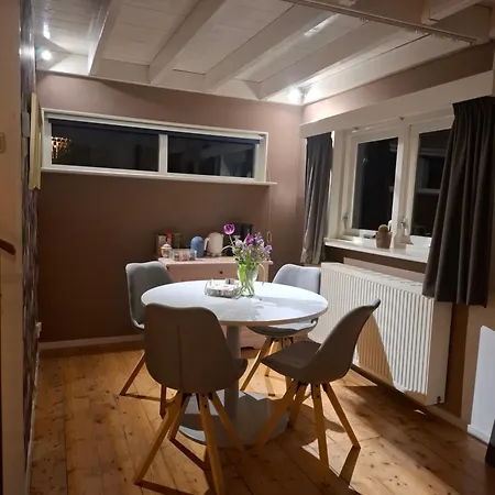 Fully Equipped Private For Up To 4 Guests, Quiet Countryside Location, Only 30 Minutes From Rotterdam, Free Parking, Wifi And Large Garden Klaaswaal
