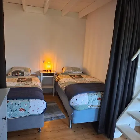 Fully Equipped Private For Up To 4 Guests, Quiet Countryside Location, Only 30 Minutes From Rotterdam, Free Parking, Wifi And Large Garden *